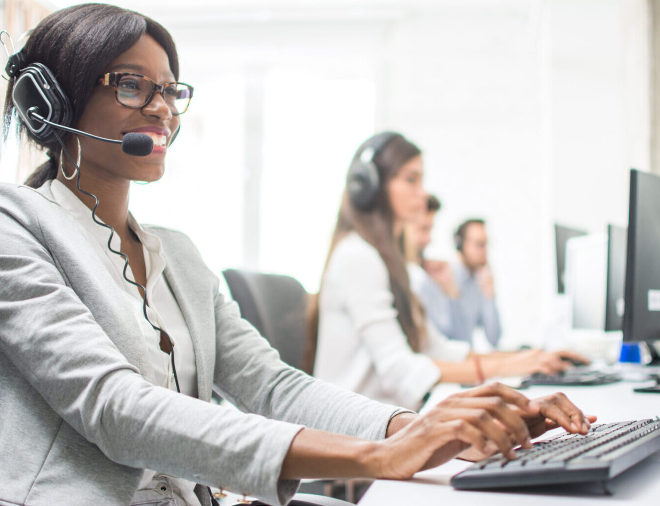 Friendly,Female,Helpline,Operator,With,Headphones,In,Office.,Agent,Customer